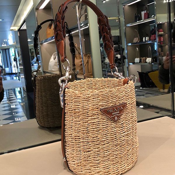 プラダキャバンヌ ラフィアxレザー バケットバッグ偽物1BE052_2DJD_F0A5T_V_OOO